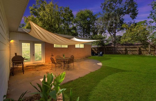 Spring Branch West House | H-Town Hideout | SLPS 10 + KingBD + Fire Pit
