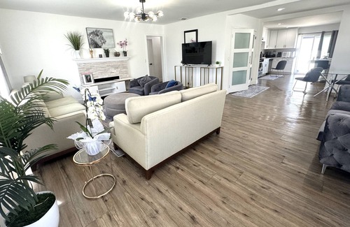 Burbank House | H- two houses in Noho