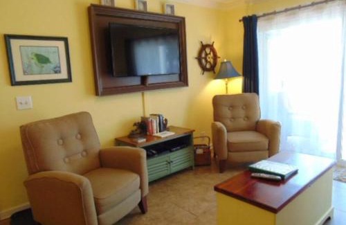 Demere Park House | H13 Ocean Walk Resort 2bdrm 2 bath downstairs great beds Great view and always a great breeze