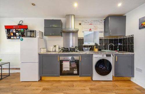 Heckmondwike Apartment | H17B Cosy & Welcoming house & Private parking