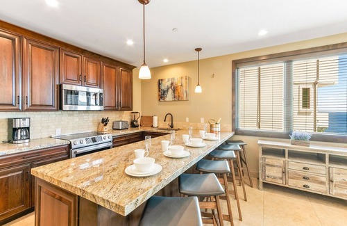 Avalon Condo | H206: CASA TORTUGA - Stunning Panoramic Ocean Views + 6 Passenger Golf Cart