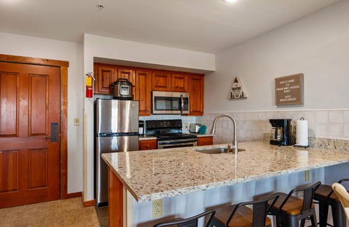 Snowshoe Condo | H207| Ski-in/Ski-out Condo | Hot Tub| Sleeps 4