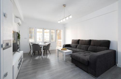 Perchel Norte Apartment | H2M Marmoles 3 dormitorios & 2 baños con balcon