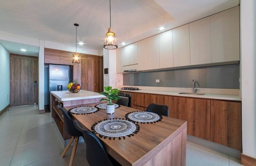 Granada Apartment | H307 - Beautiful 2-Bed | 2-Bath | Pool + Parking