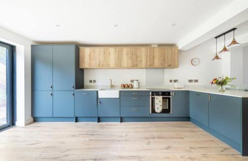 Redlynch House | H4-Free Parking-4BR-3BA-Sleeps8