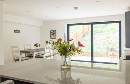 Redlynch House | H4-Free Parking-4BR-3BA-Sleeps8