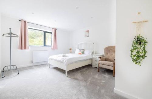 Redlynch House | H4-Free Parking-4BR-3BA-Sleeps8