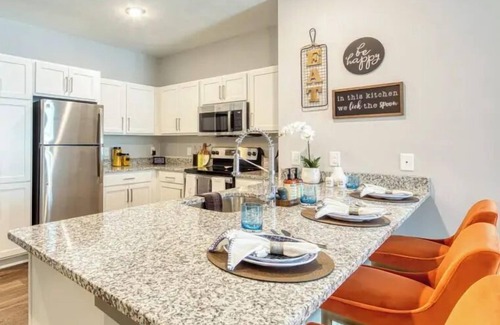 Coliseum Central Apartment | H4N Ellipse Urban | 1Bd Apartment Near Peninsula Town Center