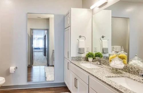 Coliseum Central Apartment | H4N Ellipse Urban | 1Bd Apartment Near Peninsula Town Center