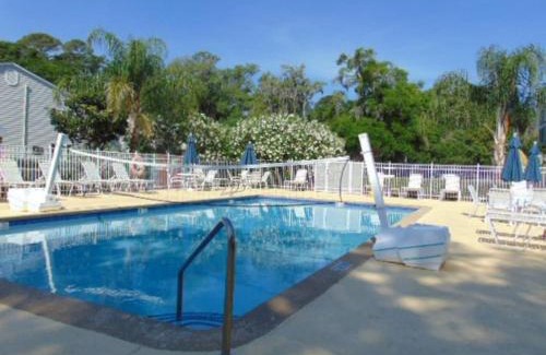 Demere Park Apartment | H5 close to the front pool and clubhouse downstairs by lake