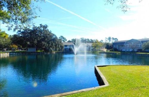 Demere Park Apartment | H5 close to the front pool and clubhouse downstairs by lake