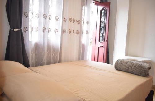 La Ceja House | Habitación con cama doble y balcon privado cerca del parque principal