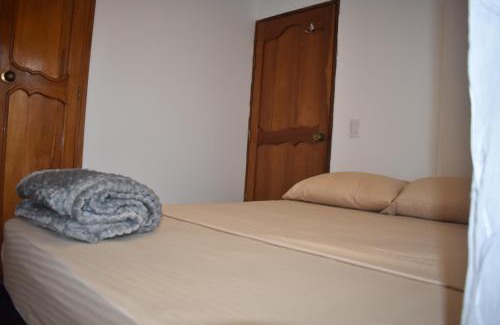 La Ceja House | Habitación con cama doble y balcon privado cerca del parque principal