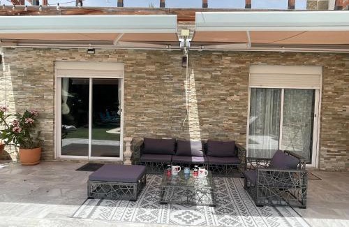 San Vicente del Raspeig House | Habitación con baño privado frente a la piscina, máximo 2 Personas, no es la casa completa