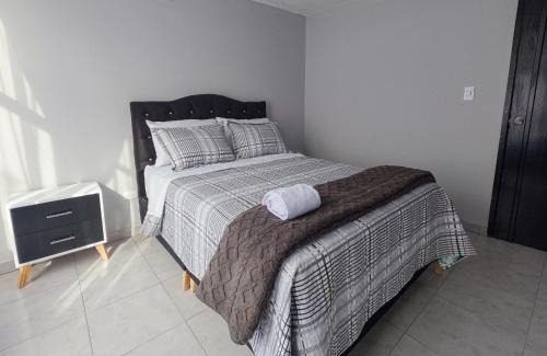 Calle 26 Hotel | Habitación Privada en Kzona, Cerca al aeropuerto, Ideal para Escalas y Trámites