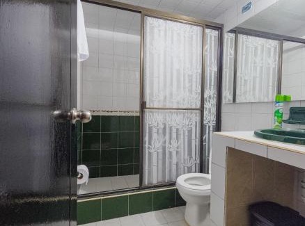 Calle 26 Hotel | Habitación Privada en Kzona, Cerca al aeropuerto, Ideal para Escalas y Trámites