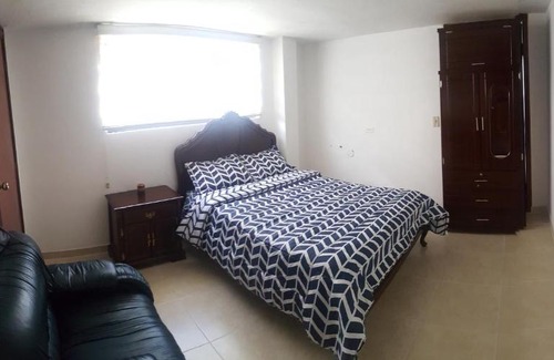 Quito Bed & Breakfast | habitación, sector jipijapa, nueva a estrenar con entrada independiente con baño completo, tiene garaje