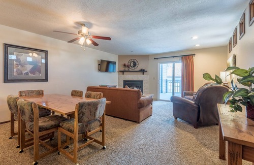 Ketchum Condo | Habitat Condo 2 Bedroom Year-Round Hot Tub & Walk to Downtown Ketchum