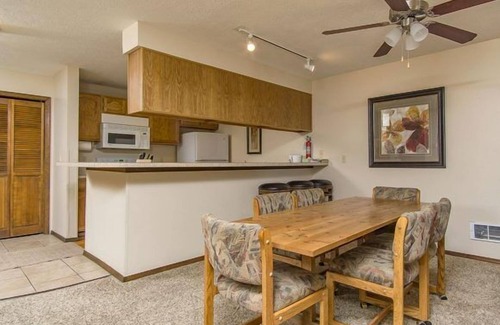 Ketchum Condo | Habitat Condo 2 Bedroom Year-Round Hot Tub & Walk to Downtown Ketchum