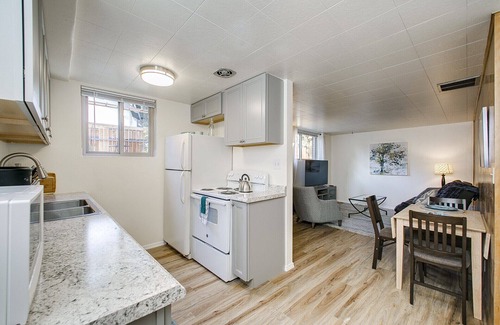 North End Apartment | #HabitueHomes - Red Ivy #4 - 2 Bed + Pullout Sofa + Dog Friendly