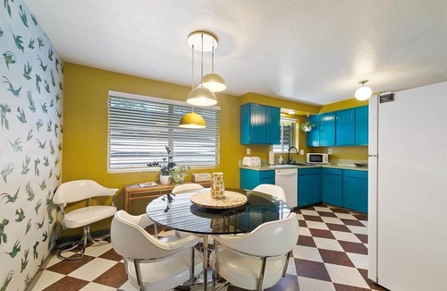 East End House | #HabitueHomes - The East End Retreat – King Bed, EV Charger, Natural Spring Pool!