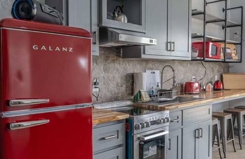 Johnson City House | HACIENDA AMOR Summary