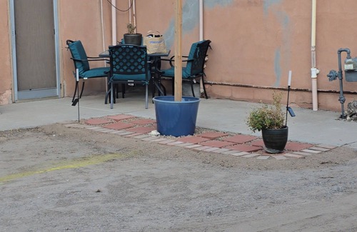 Mesilla House | Hacienda de Napoleon. 2 bedroom casita. 1 king and 1 queen. We love pets.