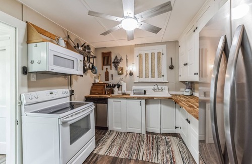 Carbondale Cottage | Hack's Lakefront Hideaway @ Newton Lake with AC/Heat/Wifi @ Pet Friendly