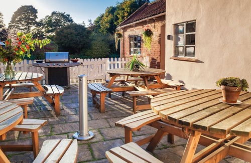 Foxley Cottage | Hackford Hall - sleeps 28 guests in 13 bedrooms