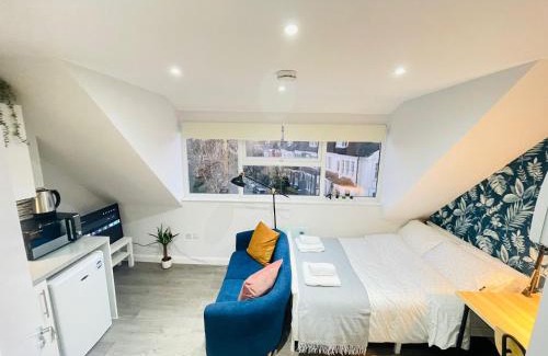 Upper Clapton Apartment | Hackney Studios by Sleepy