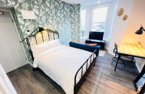 Upper Clapton Apartment | Hackney Studios by Sleepy