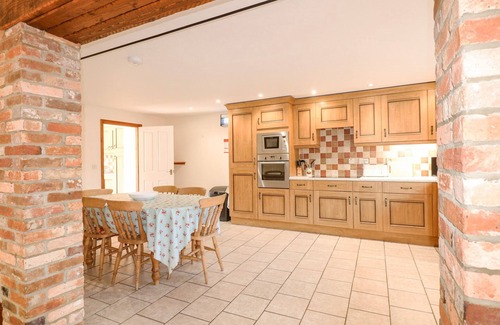 King's Lynn Cottage | HADLEIGH FARM BARN, pet friendly, with hot tub in King's Lynn