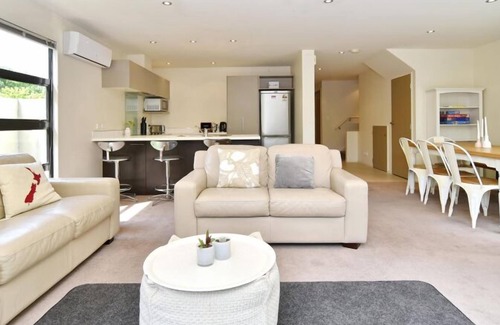 Riccarton Apartment | Hagley Apartment-Upmarket Apart. w/Private Courtyard -Right Next to Hagley Park