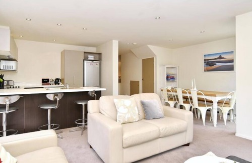 Riccarton Apartment | Hagley Apartment-Upmarket Apart. w/Private Courtyard -Right Next to Hagley Park