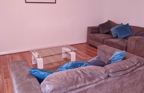 East Kilbride Apartment | Hairmyres home from home, close to the station and Hospital.