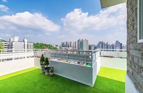 Changsin-dong House | Haiyan sky "Bright cottage in the city with color close to the sky"nn