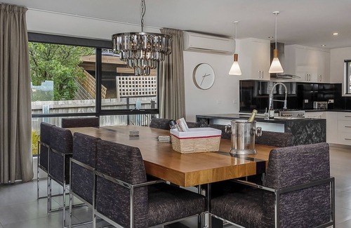 Oakdowns House | Halcyon Haven Spacious resort style luxury living