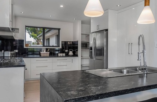 Oakdowns House | Halcyon Haven Spacious resort style luxury living
