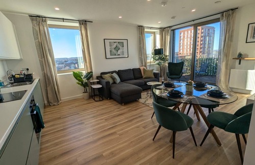 Tottenham Hale Apartment | Hale Elite Apartment : City Center : Retail Park