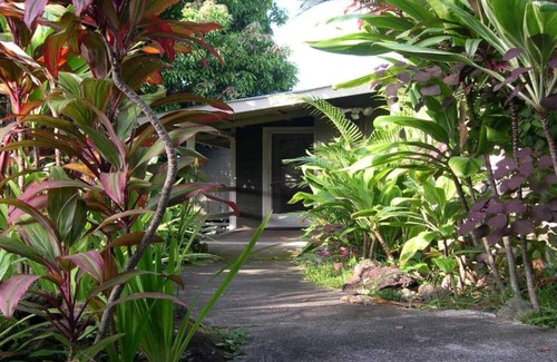 Honaunau-Napoopoo Cottage | Hale Koa Studio in Captain Cook Sleeps two adult guests