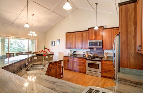 Honokaa House | Hale Luana: Private Home on 2.5 Acres w/Ocean Views, Hot Tub, & 600 sq ft Lanai