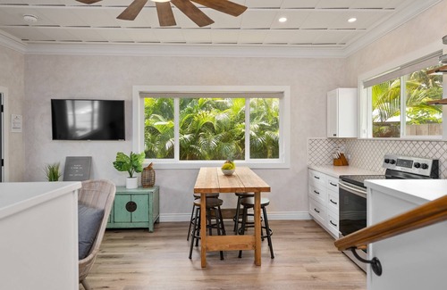 Kailua House | Hale Oahu Cottage by Avantstay Stunning Beachfront Estate!