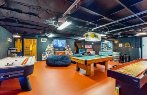 Sevierville House | Haleywood, Private 125 acres on Lake Douglas with 2 cabins, Seasonal Pool, Boat Dock, Free Ticket!