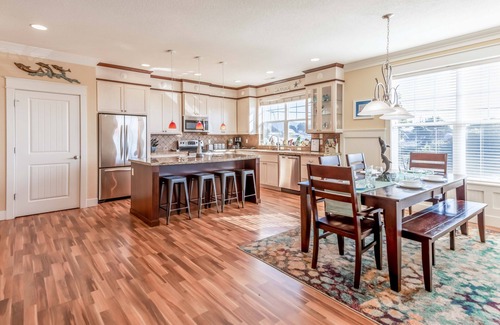 Logsden House | Half-a-Block to Beach, Media/Game Rooms, Hot Tub-Salt and the Sea
