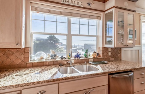 Logsden House | Half-a-Block to Beach, Media/Game Rooms, Hot Tub-Salt and the Sea