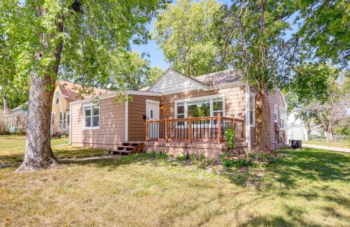 Yankton House | Half-Mi to Dtwn Yankton and River Charming Home!