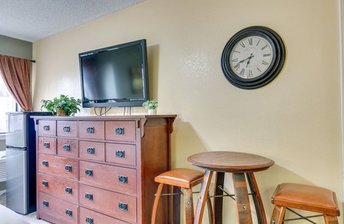 Englewood Apartment | Half-Mi to Light Rail: Greenwood Village Studio