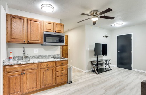 Oakland City Apartment | Half-Mi to Oakland City Golf Club: Sleek Apartment