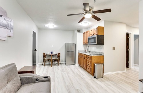 Oakland City Apartment | Half-Mi to Oakland City Golf Club: Sleek Apartment
