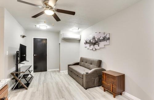 Oakland City Apartment | Half-Mi to Oakland City Golf Club Sleek Apartment